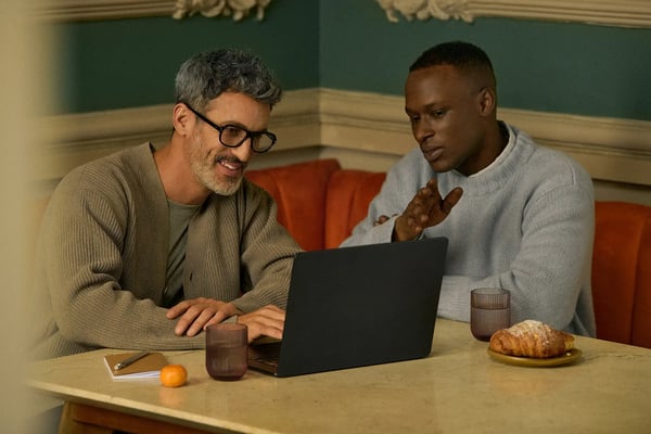 Dos personas mirando a una laptop