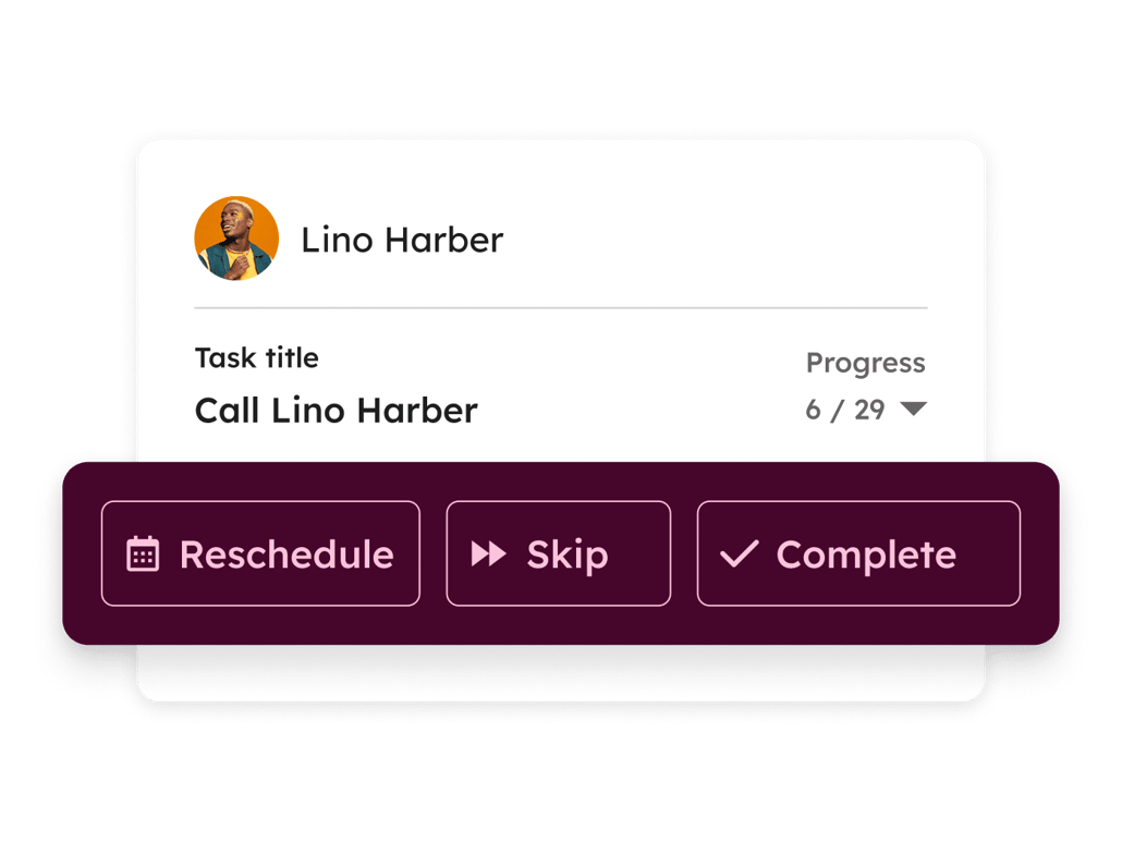 Interfaz del software de seguimiento de llamadas HubSpot que muestra la cola de llamadas de un usuario junto a los datos de contacto del cliente 