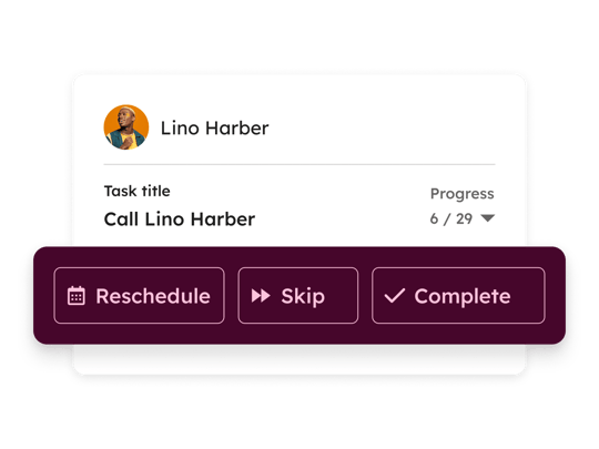 Interfaz del software de seguimiento de llamadas HubSpot que muestra la cola de llamadas de un usuario junto a los datos de contacto del cliente 