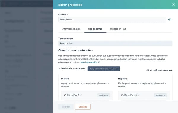 Interfaz de configuración de lead scoring en HubSpot, con reglas basadas en propiedades de contacto