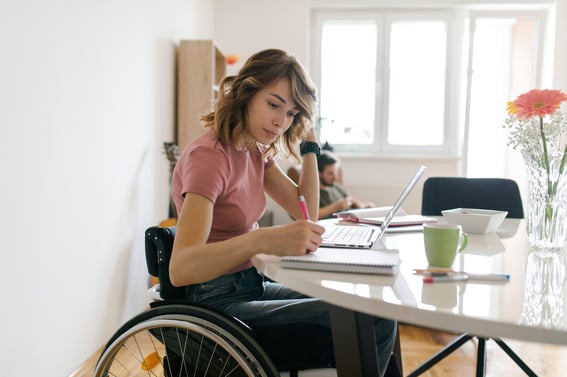 Una mujer consultando los recursos de HubSpot