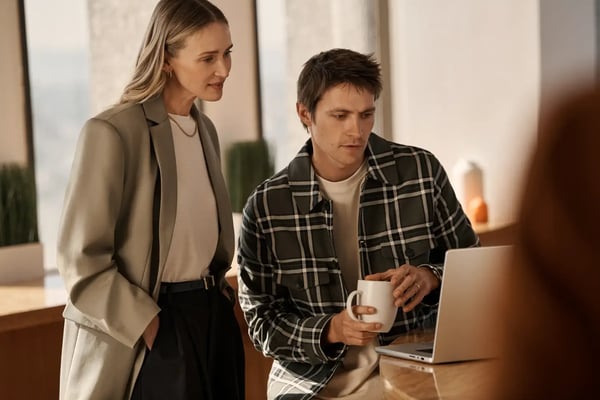 Hombre y mujer sentados frente a computador
