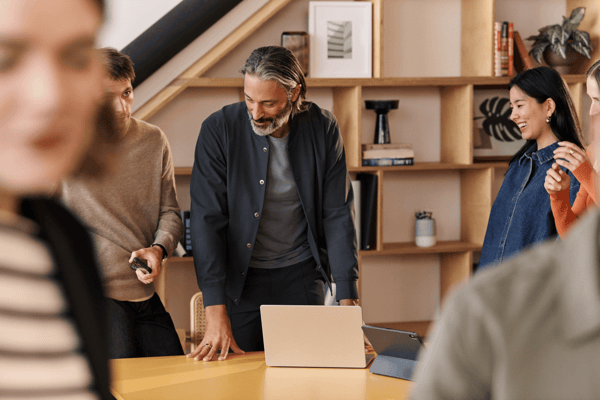Imagen de personas trabajando juntas