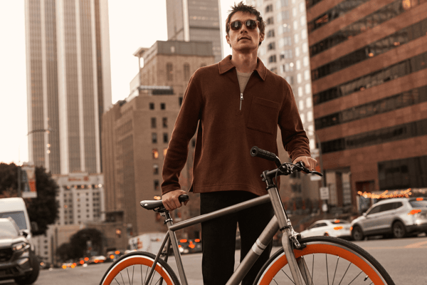 Imagen de hombre con bicicleta en la ciudad