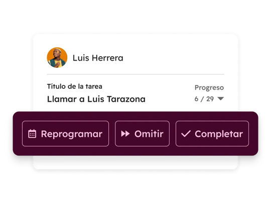 Interfaz del software de seguimiento de llamadas HubSpot que muestra la cola de llamadas de un usuario junto a los datos de contacto del cliente