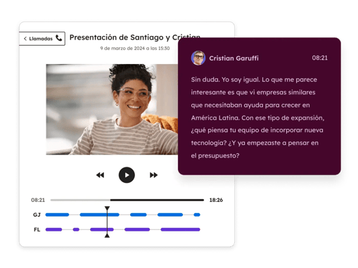 Muestra a un usuario de HubSpot utilizando la función de análisis de conversaciones, que aprovecha la inteligencia artificial para obtener información detallada sobre el contenido de las llamadas de sus equipos.