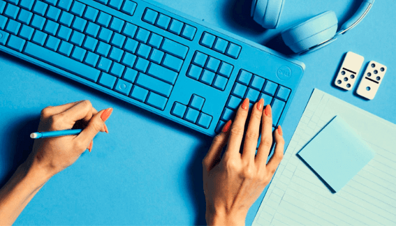 Las manos de una mujer trabajando con un teclado