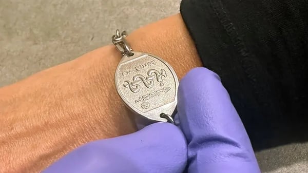 Imagen de dije de MedicAlert