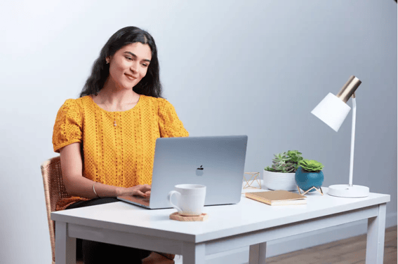 persona-usando-generador-firmas-correo-hubspot