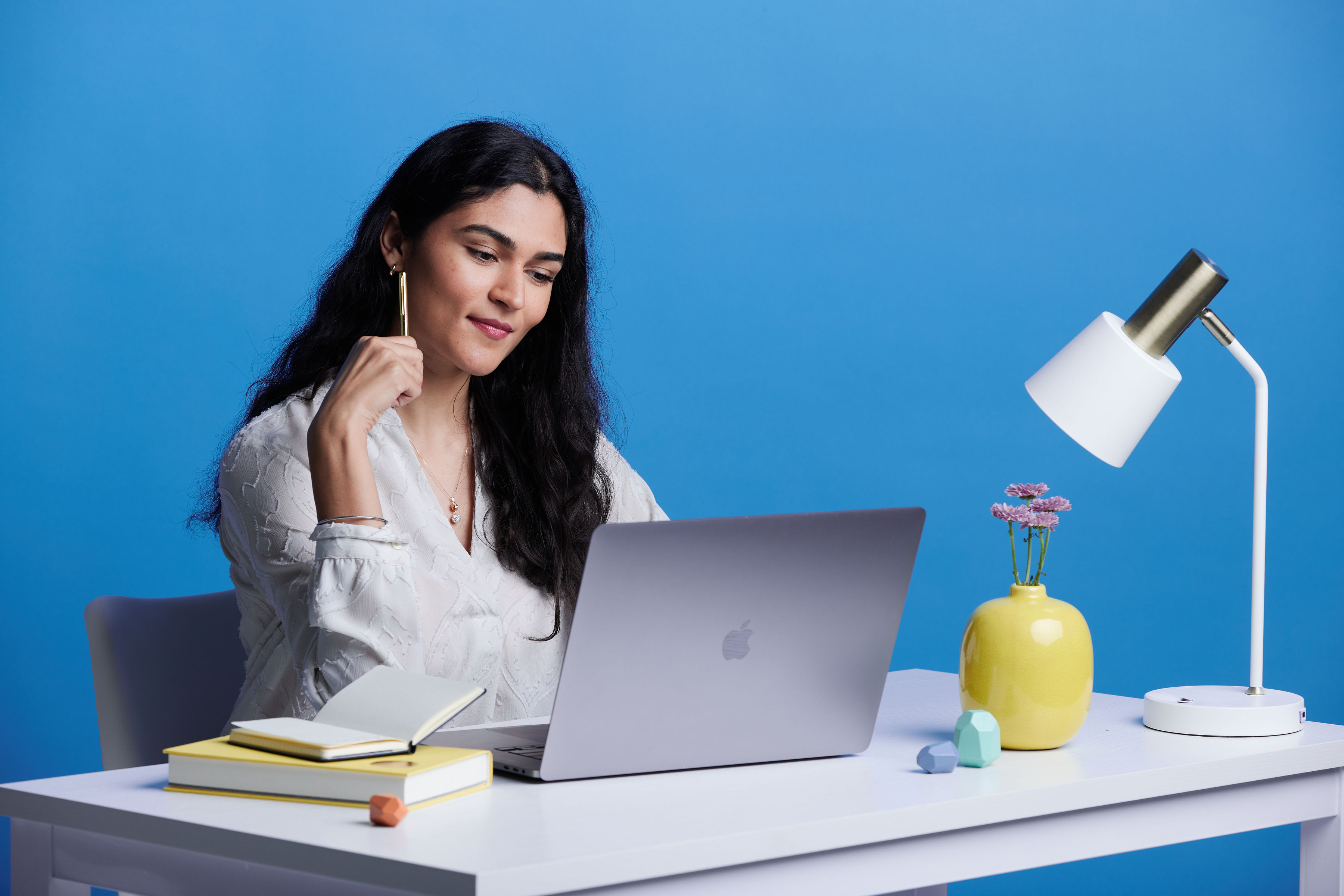 mujer sentada frente a un computador