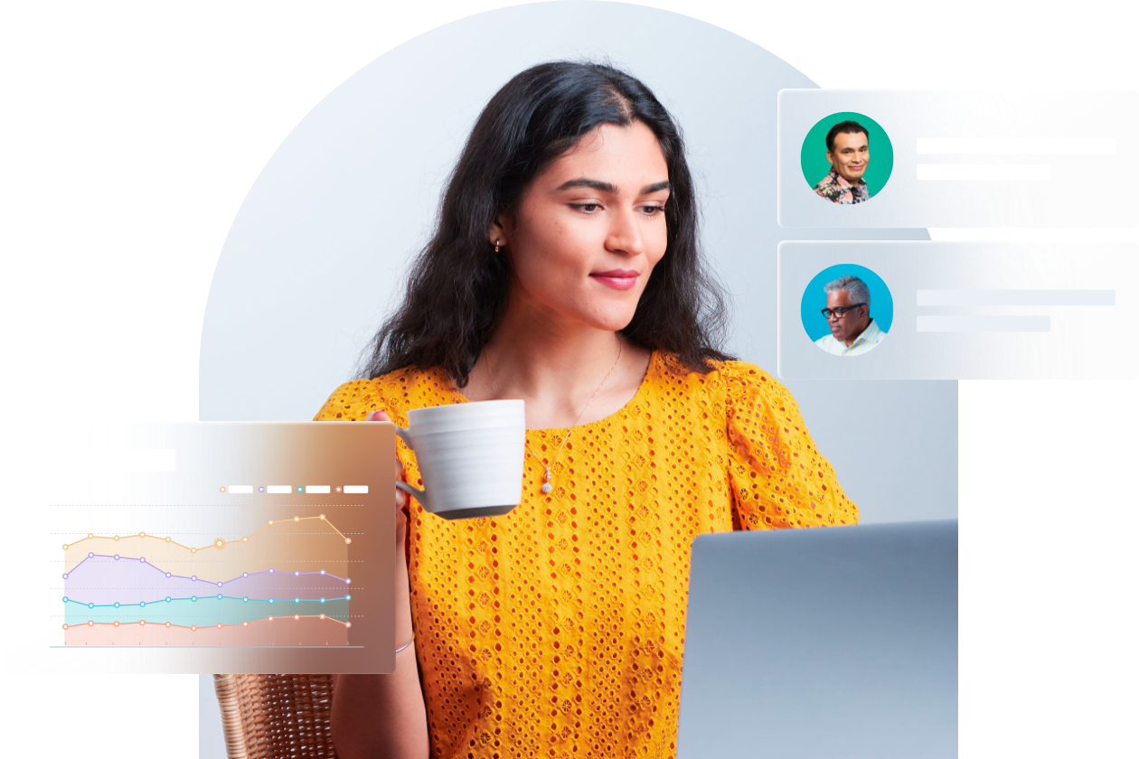 Mujer sonriente con café y computadora